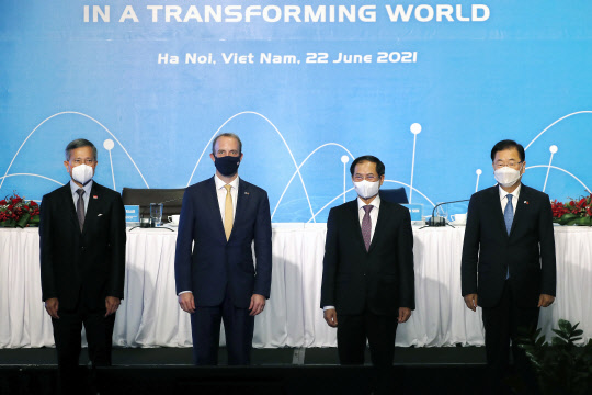 아시아유럽정상회의(ASEM) 참석한 도미닉 라브 영국 외무장관과 정의용 한국 외교장관[AP=연합뉴스]